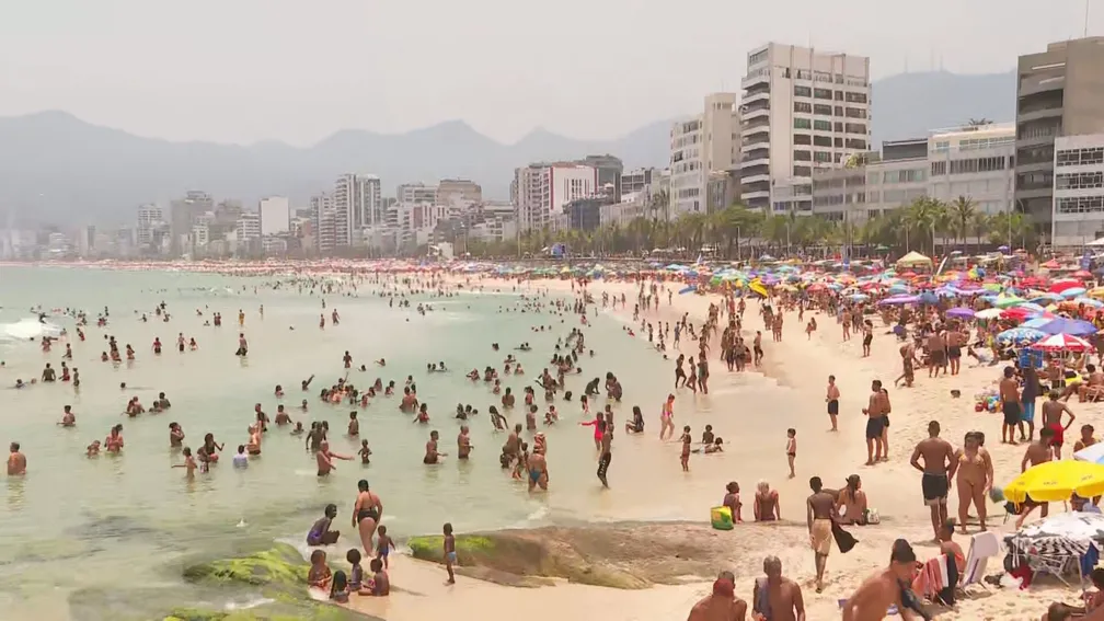 Praia do Arpoador neste sábado (18) — Foto: Reprodução/TV Globo