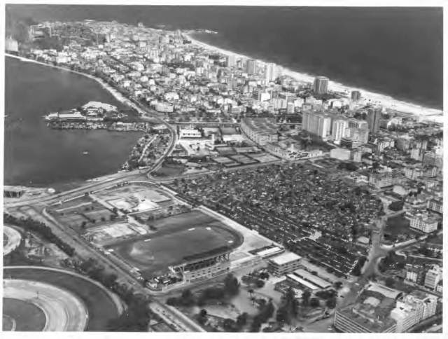 Foto aérea da Favela da Praia do Pinto e projeto arquitetônico do que seria construído no local após sua destruição