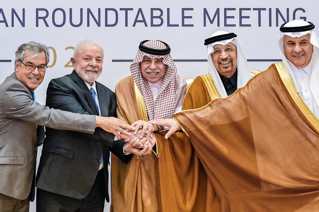 Presidente Lula e o presidente da Apex, Jorge Viana, com autoridades da Arábia Saudita em Riade. Foto: Ricardo Stuckert / PR