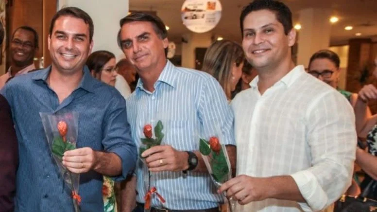 Flávio, Bolsonaro e Alexandre Santini. Facebook