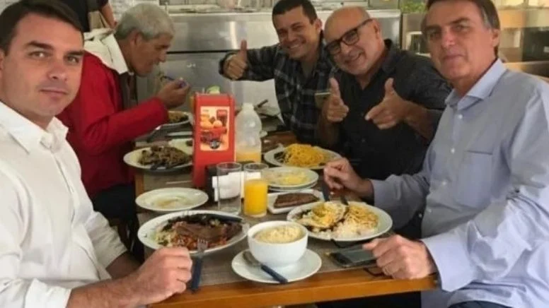 Fabrício Queiroz com Flávio e Jair Bolsonaro. Reprodução/Redes sociais