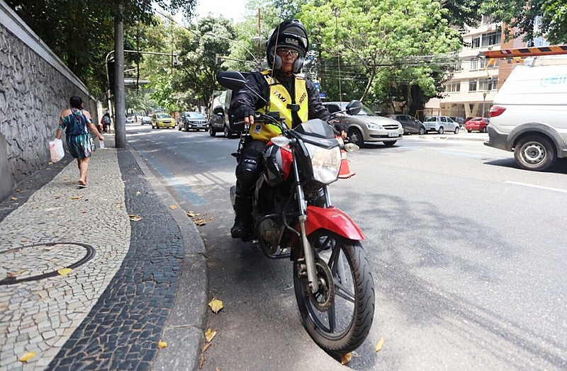 Condutor cadastrodo no MumbuCar terá uma conta aberta no Banco Mumbuca para resgatar o valor da corrida em reais - Edvaldo Reis/Prefeitura do Rio