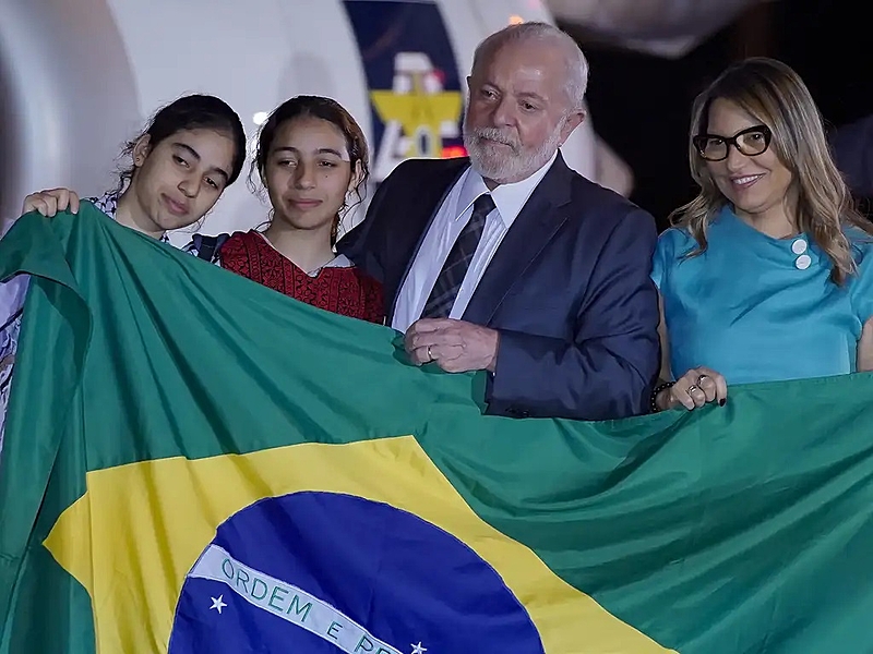 Lula recebe os 32 brasileiros resgatados da Faixa de Gaza que saiu do Cairo (Egito) para o Brasil - Rafa Neddermeyer/Agência Brasil