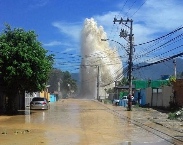 Rompimento de adutora ocorreu às 4 horas da manhã desta terça-feira (28), no bairro Km 32 - Reprodução/Redes sociais