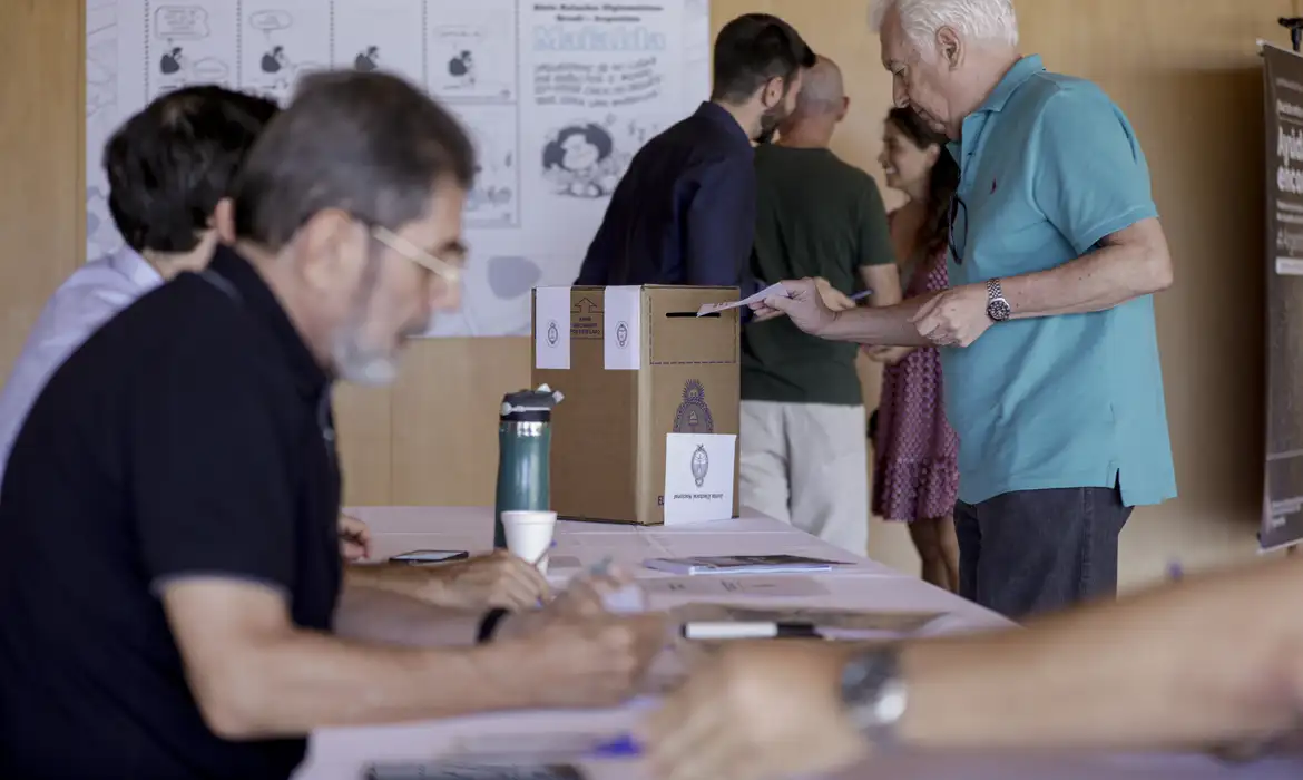 Eleitores argentinos no Brasil votam por defesa da democracia