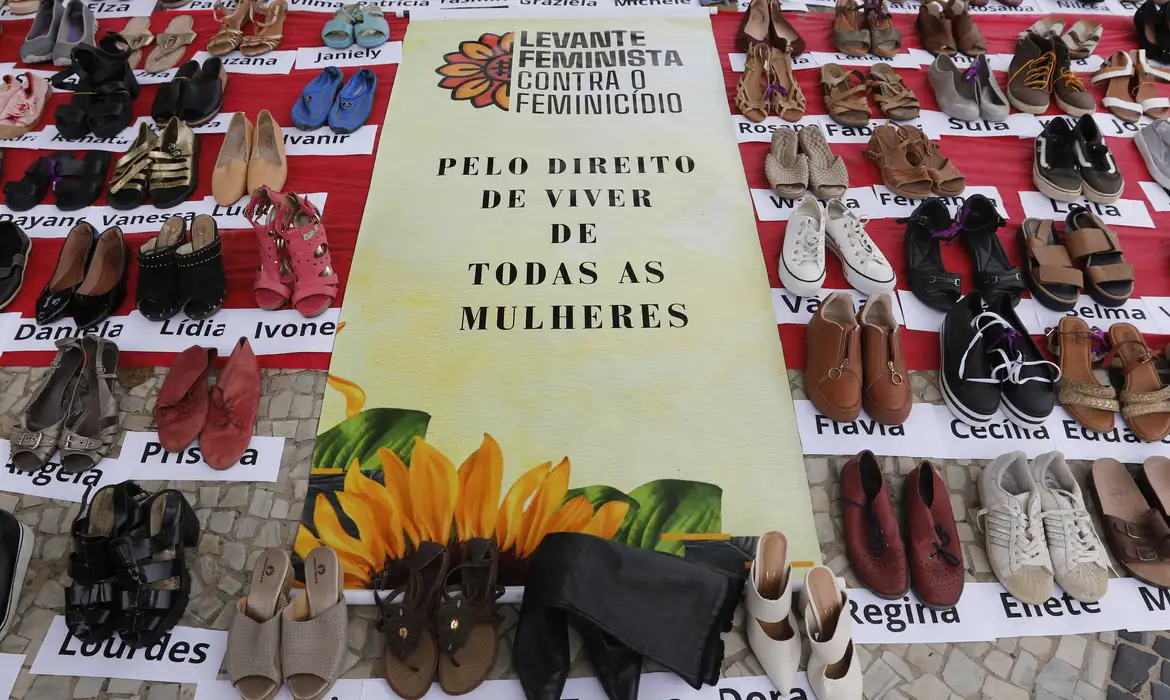 Ato na praia de Copacabana pede fim da violência contra as mulheres