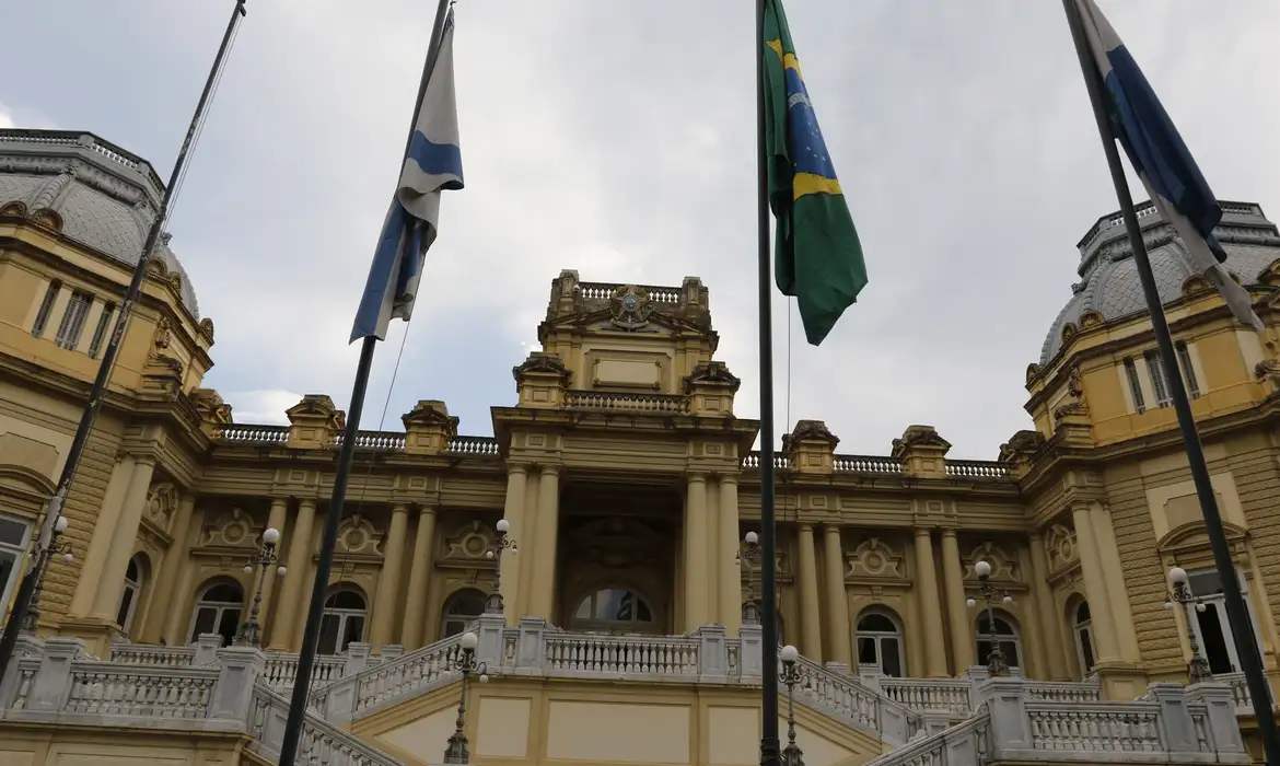 O governo do estado do Rio de Janeiro começa a pagar o piso nacional da enfermagem nesta sexta-feira (1º). Os valores retroativos aos meses de maio a setembro serão depositados, de uma só vez, na conta dos 7.060 profissionais de saúde destas categorias