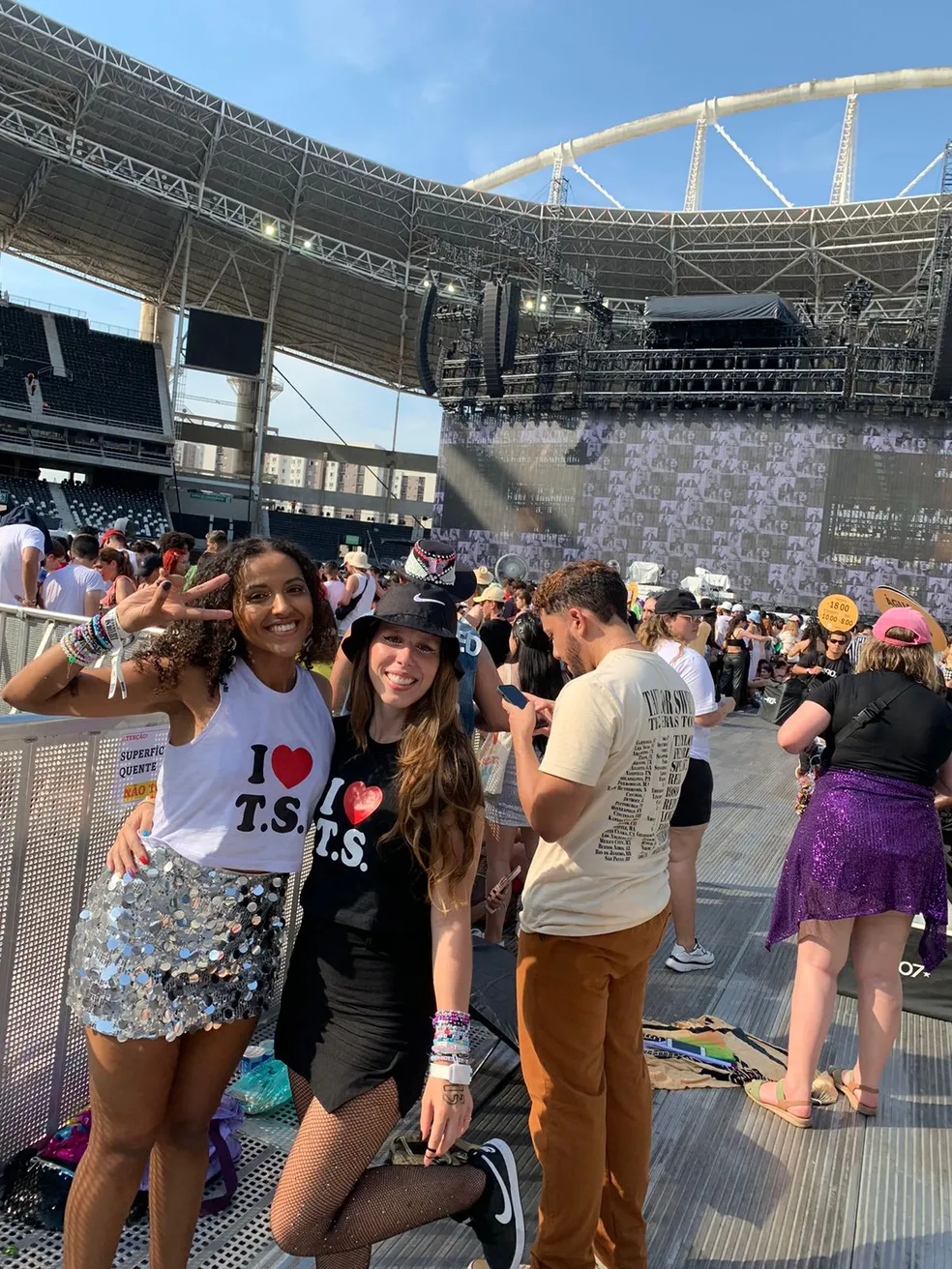 Ana Clara e amiga Daniele no show da Taylor Swift. — Foto: Daniele Menin/Arquivo Pessoal - Reprodução