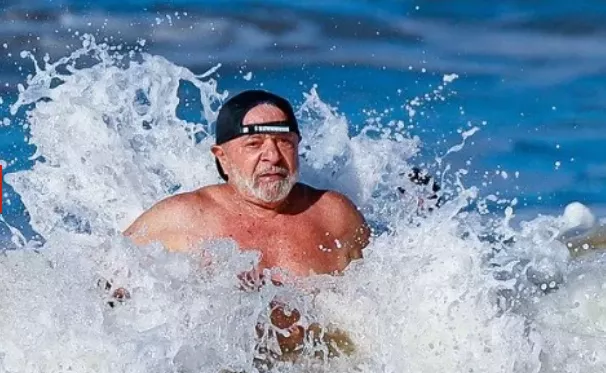 Lula em praia na Bahia (Foto: Ricardo Stuckert)