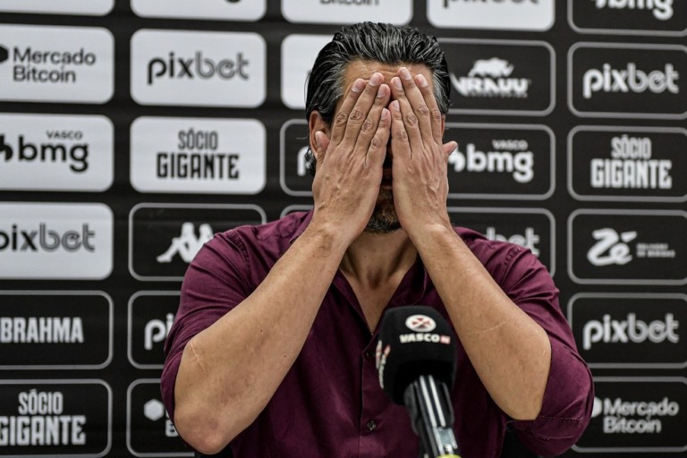 RJ - RIO DE JANEIRO - 13/07/2023 - VASCO, APRESENTACAO GARY MEDEL - O dirigente Paulo Bracks fala aos jornalistas durante apresentacao oficial de Gary Medel como jogador do Vasco em coletiva de imprensa realizada no CT Moacyr Barbosa. Foto: Thiago Ribeiro/AGIF