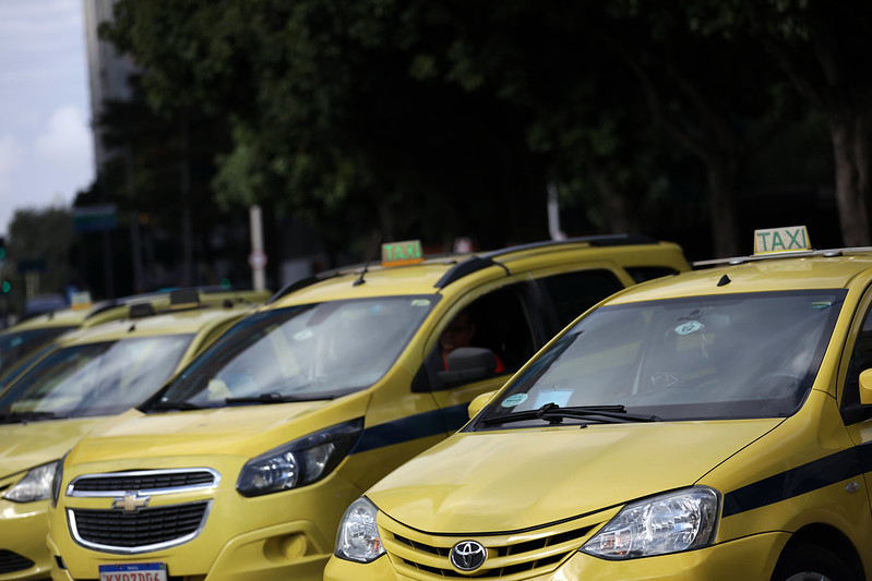 Os taxistas poderão cobrar a tarifa 2 em todas as viagens no mês de dezembro deste ano - Fabio Motta/Prefeitura do Rio