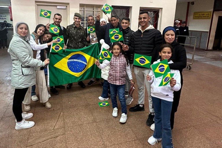 Alguns dos integrantes do grupo de repatriados e funcionários da embaixada brasileira no Egito. Foto: GOV BR