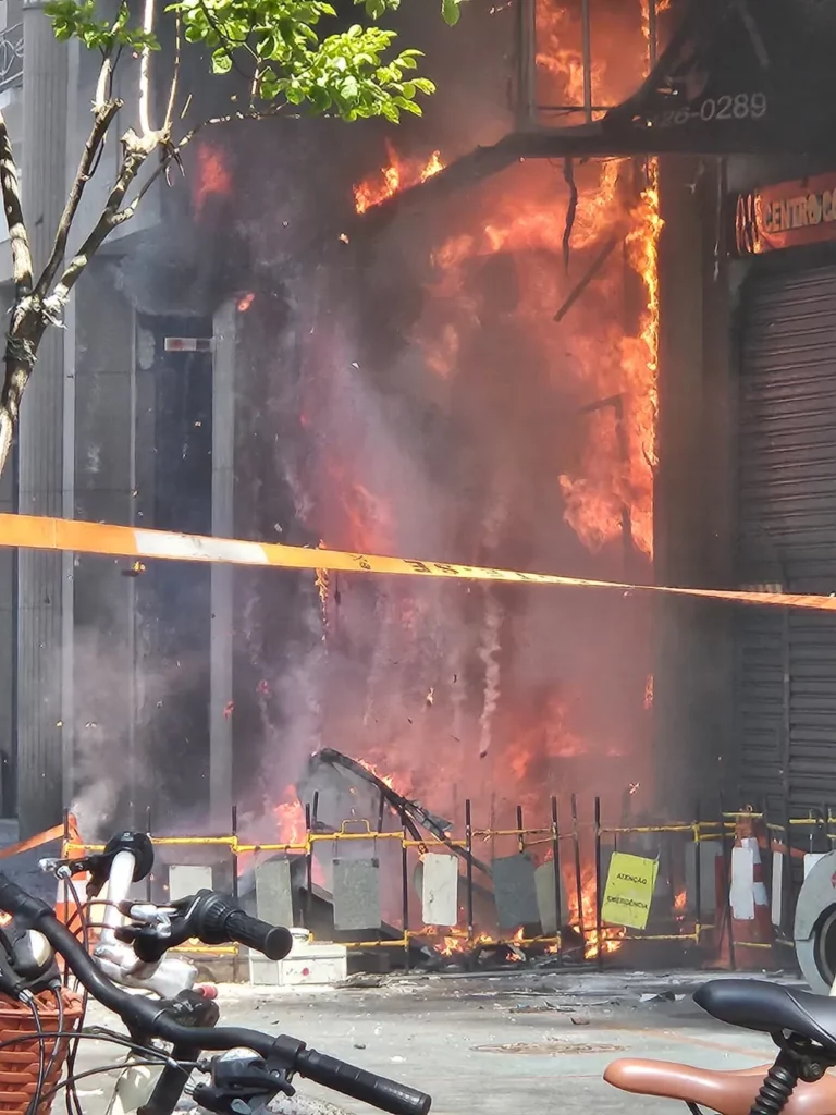 Incêndio interdita rua no Largo do Machado — Foto: Reprodução