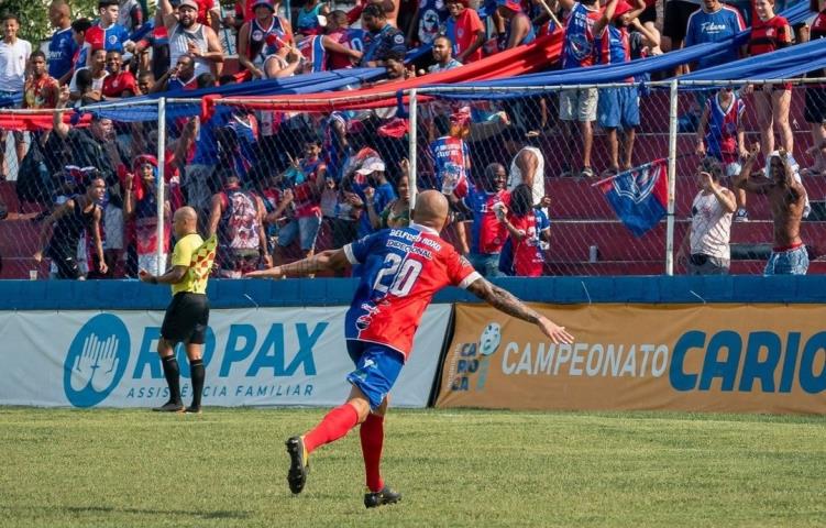 Yan comemora uma dos três gols que marcou na goleada sobre o Zinzane (Crédito: William Davoli/SEBR)