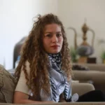 Ahed al-Tamimi, ícone da resistência palestina, posa durante uma entrevista exclusiva em Ramallah, Cisjordânia, em 16 de maio de 2021 [Issam Rimawi/Agência Anadolu via Getty Images]