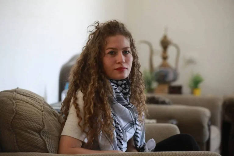 Ahed al-Tamimi, ícone da resistência palestina, posa durante uma entrevista exclusiva em Ramallah, Cisjordânia, em 16 de maio de 2021 [Issam Rimawi/Agência Anadolu via Getty Images]