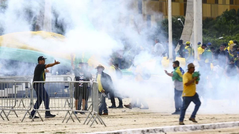 Golpistas no ato terrorista de 8 de janeiro - Foto: Marcelo Camargo/Agência Brasil