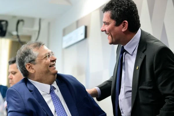 Flavio Dino conversa com Sergio Moro durante sabatina para o STF no Senado - Foto: Pedro França/Agência Senado