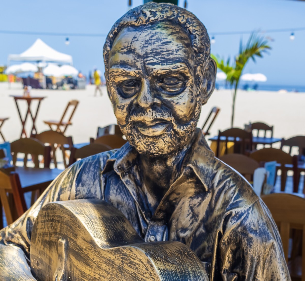 Estátua de Gilberto Gil é inaugurada em Copacabana, homenagem à música brasileira