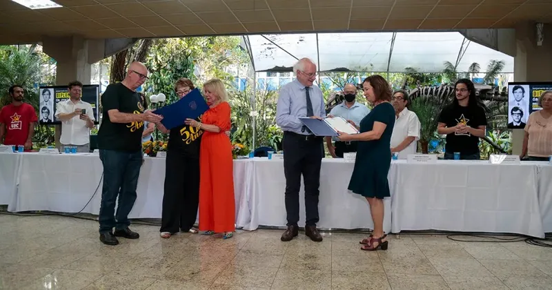 O evento de homenagem contou com a presença de autoridades da USP, de militantes e de amigos e familiares dos dois estudantes diplomados. - Cecília Bastos/USP Imagens