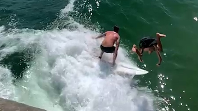 Surfista é atingido por banhista que pulava do Leme