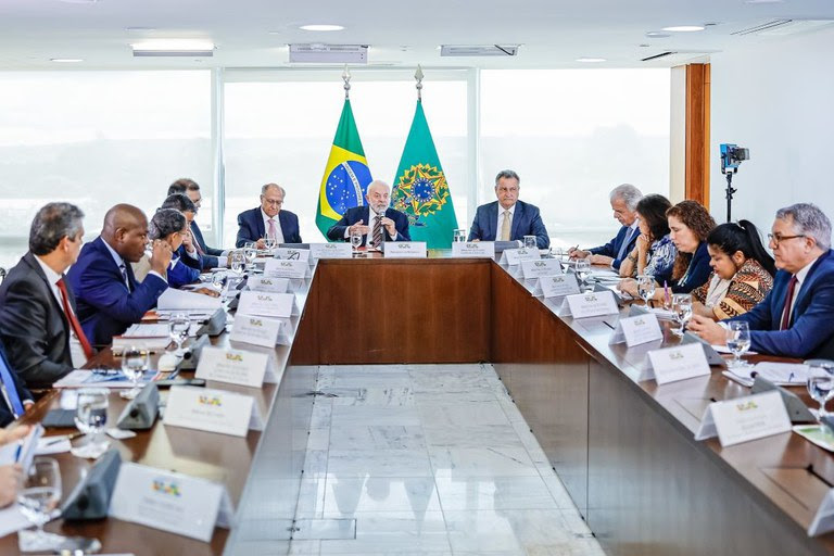 Presidente Lula durante reunião com ministros e outros integrantes do governo: novas políticas públicas de assistência aos indígenas - Foto: Ricardo Stuckert / PR