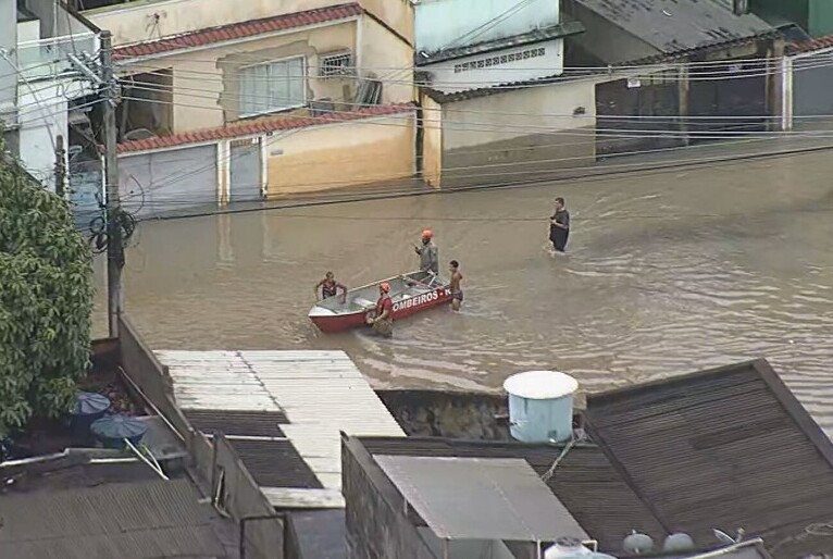 Corpo de Bombeiros busca vítimas durante chuvas no Rio de Janeiro. Foto: Reprodução