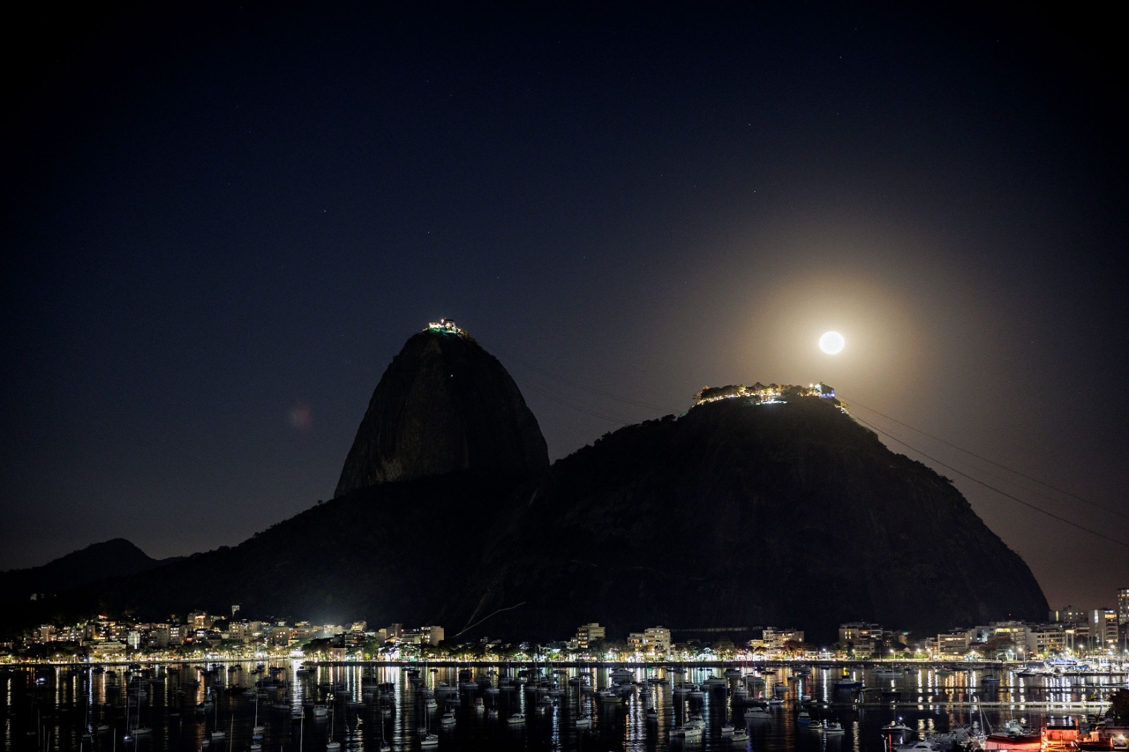 Lua aparece por detrás no Pão de Açúcar, vista do Botafogo Praia Shopping Botafogo Praia Shopping/Divulgação