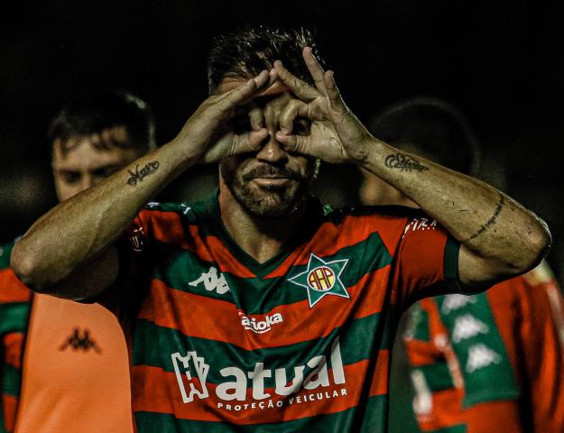 Nenê Bonilha comemora o gol do triunfo da Portuguesa sobre o Sampaio (Crédito: Nathan Diniz/AAP)