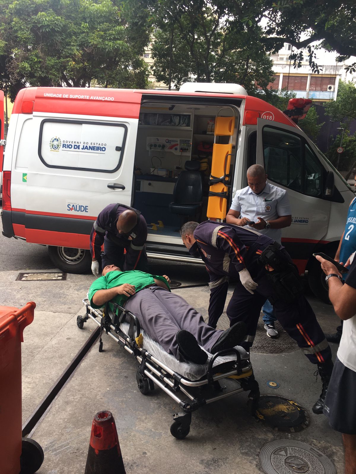 Frentista é agredido à pauladas durante discussão por banheiro em Copacabana