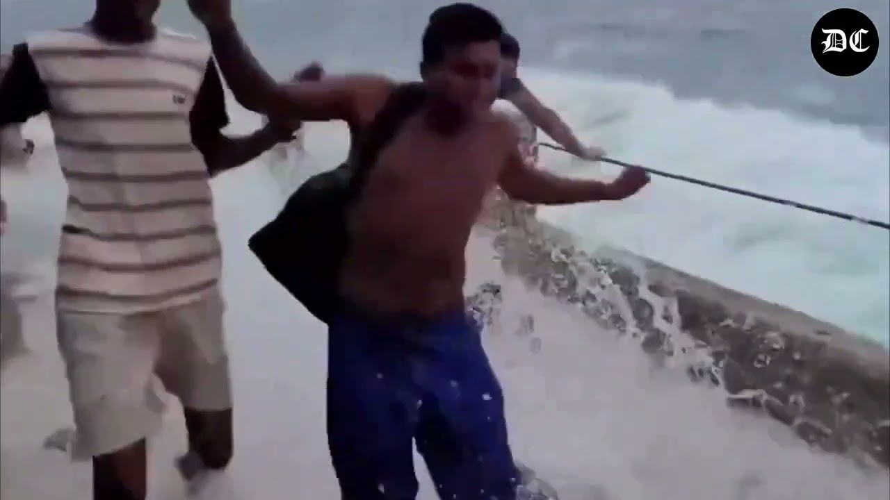 Onda gigante arrasta pessoas no Mirante da Pedra do Leme, no Rio de Janeiro