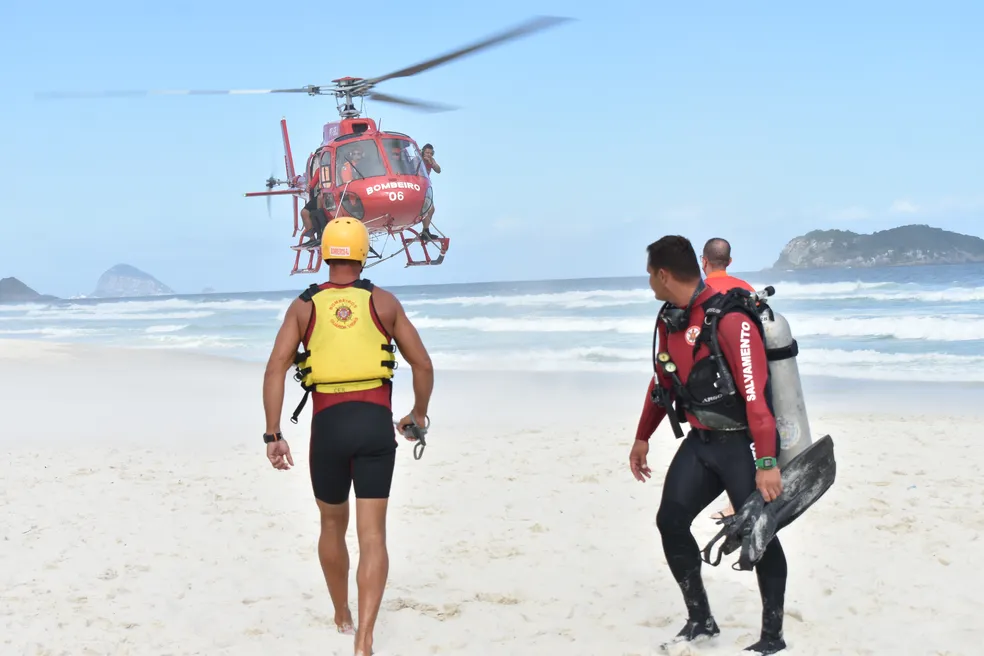 Buscas ao bombeiro desaparecido na Barra da Tijuca neste sábado (24) — Foto: Reprodução/ Corpo de Bombeiros