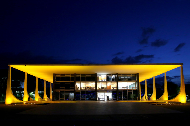 Fachada do STF iluminada de laranja