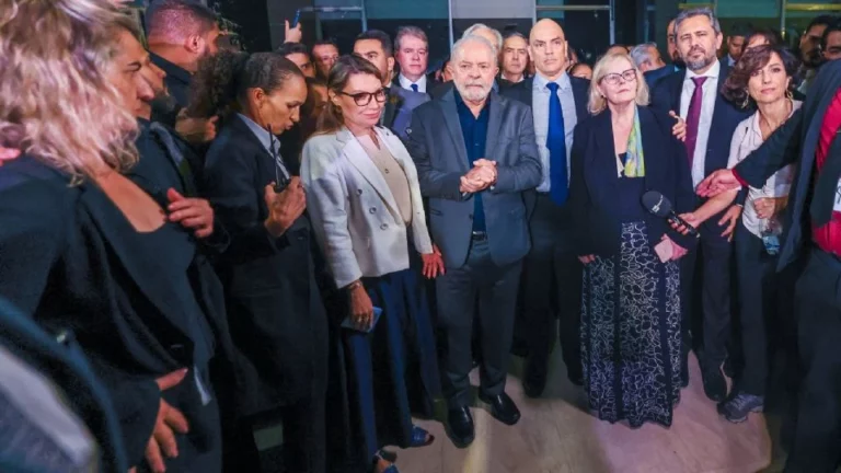 Janja ao lado de Lula e em meio a autoridades durante visita aos prédios depredados pelos golpistas - Foto: Ricardo Stuckert/PR