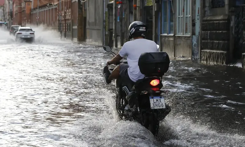 As consequências das fortes chuvas que caíram na região metropolitana do Rio nesse fim de semana ainda são sentidas pela população - Fernando Frazão/Agência Brasil