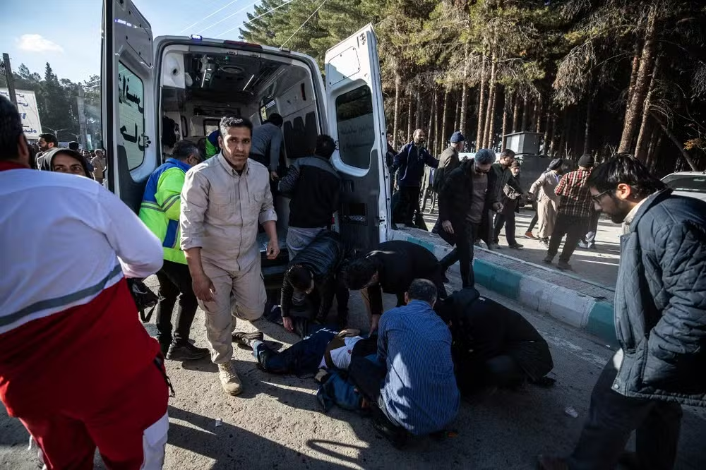 Atendimento a feridos durante explosões em procissão em homenagem aos quatro anos de morte do general Qassem Soleiman. Foto: Mehr News via AFP