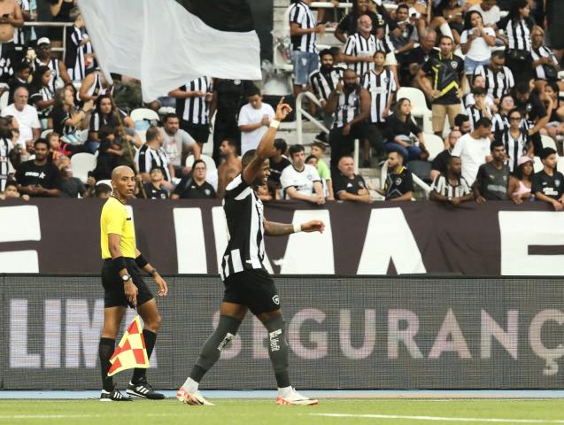 Júnior Santos e Jeffinho marcam e dão a vitória ao Alvinegro. (Crédito: Úrsula Nery/FERJ)