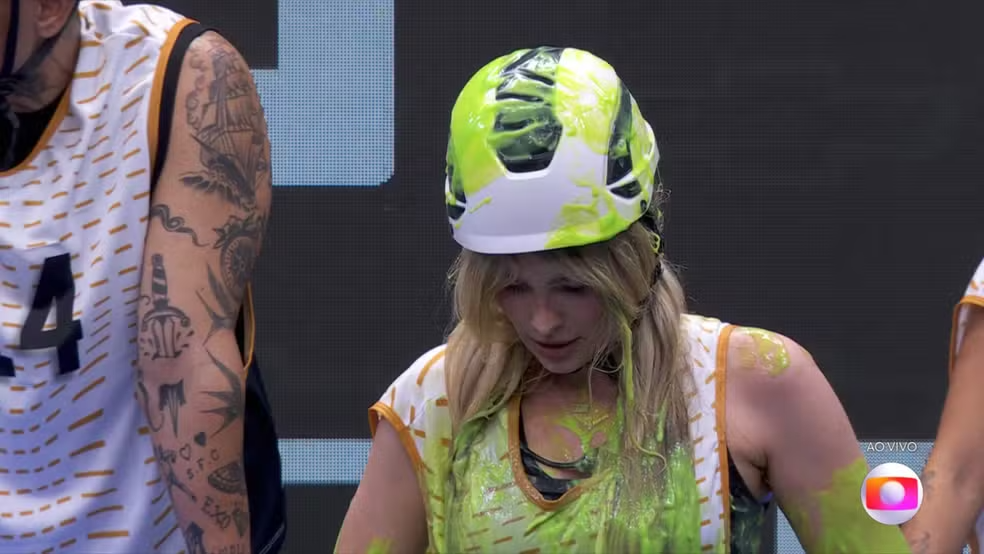 Yasmin Brunet se sujou com o slime da prova — Foto: Reprodução/TV Globo