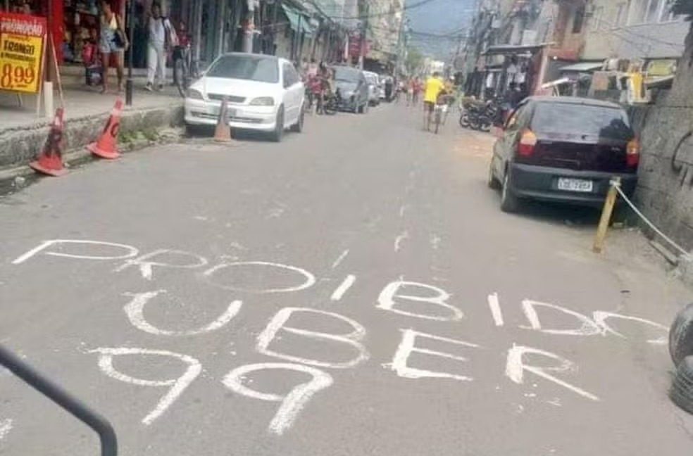 Bandidos proíbem entrada de carros de aplicativos na Gardênia Azul, no Rio de Janeiro. Foto: Reprodução