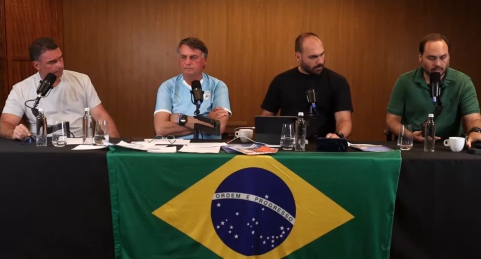 Bolsonaro faz live com filhos e espalha fake news, teorias conspiratórias e ataques