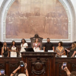 Ludmilla recebe medalha na Alerj - Foto: Octacílio Barbosa