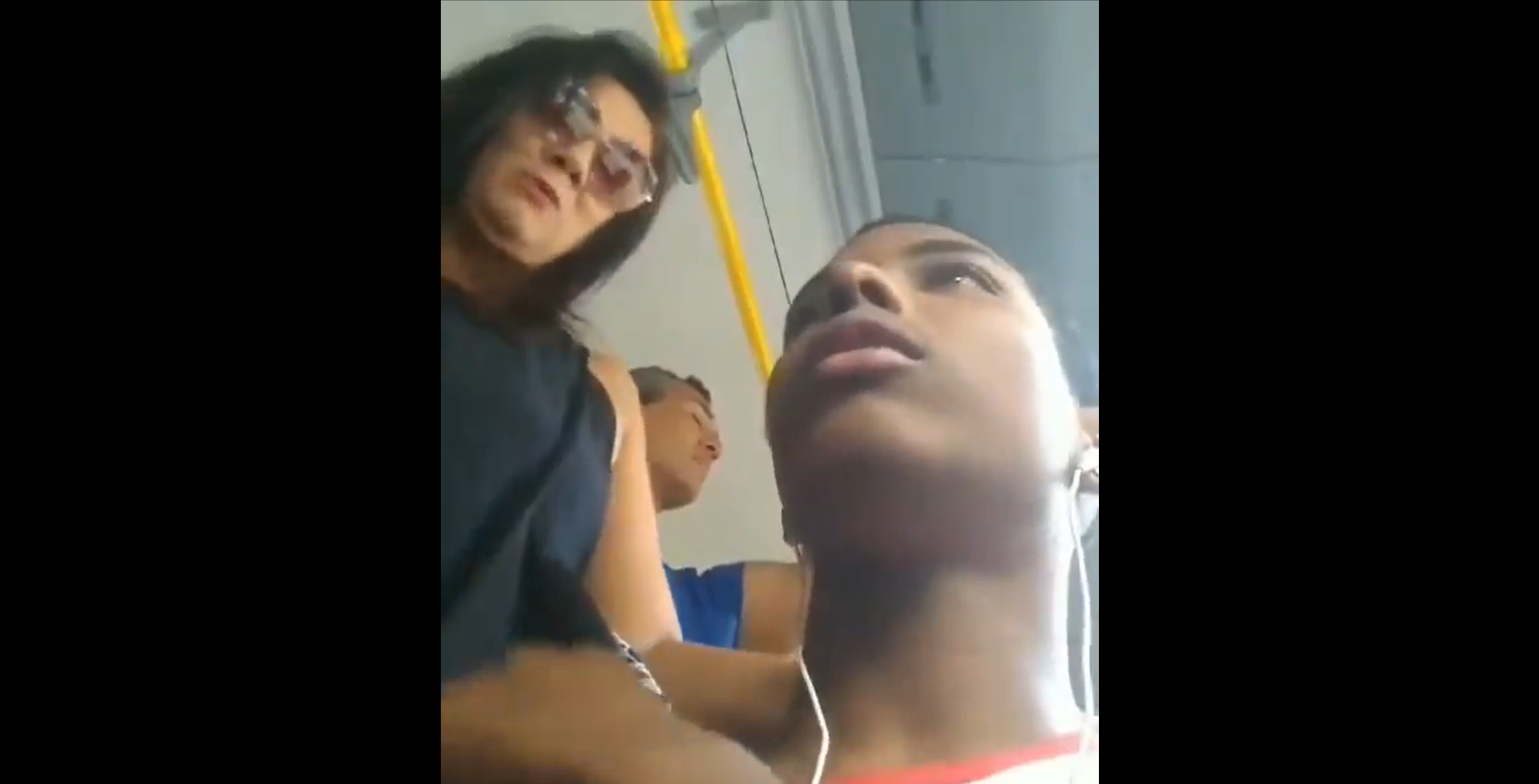 Jovem é assediado em ônibus por senhora. Foto: Reprodução