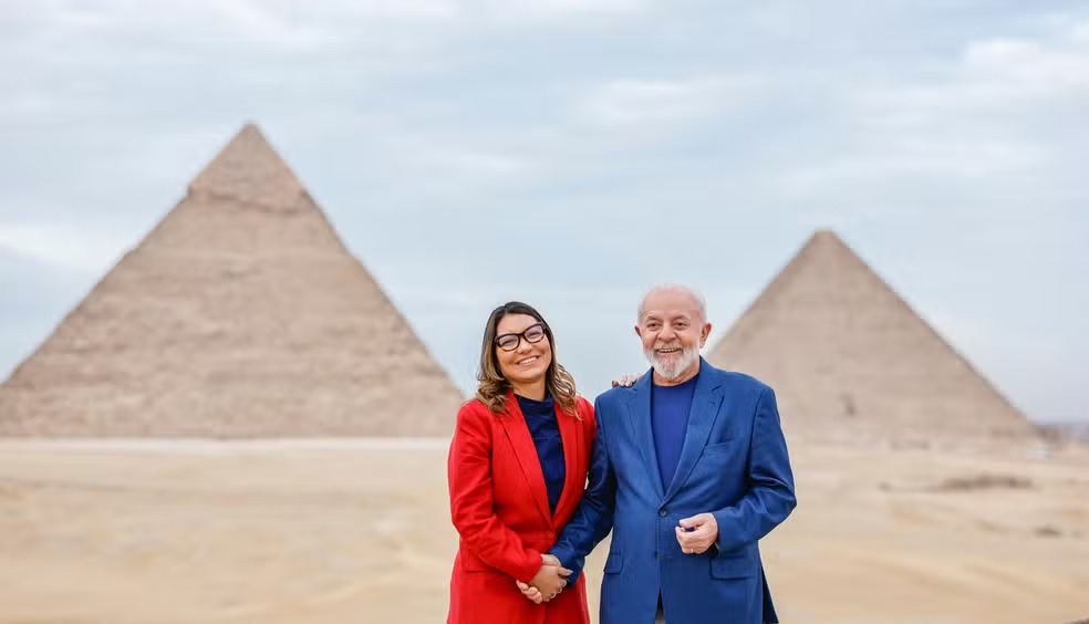 Lula e Janja visitaram as pirâmides próximas do Cairo - Foto: Ricardo Stuckert