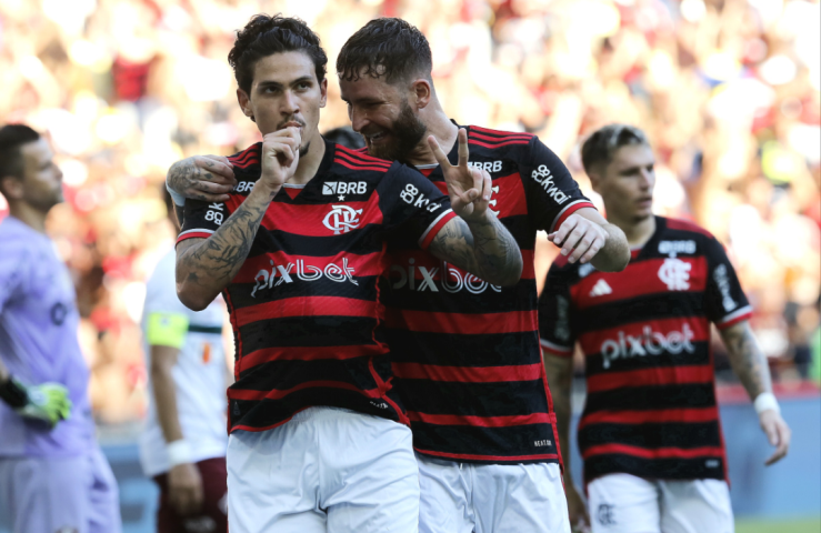 Pedro comemora com Léo Pereira o primeiro gol do clássico (Crédito: Úrsula Nery/Agência FERJ)