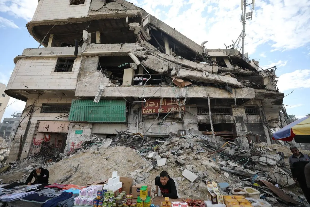 Destruição no Banco da Jordânia e instalações comerciais, devido aos bombardeios de Israel na Cidade de Gaza, em 13 de fevereiro de 2024 [Dawoud Abo Alkas/Agênica Anadolu]