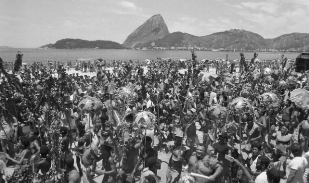 Banho de mar a fantasia na Prainha da Glória - Foto de Jorge William - Agência O GLOBO