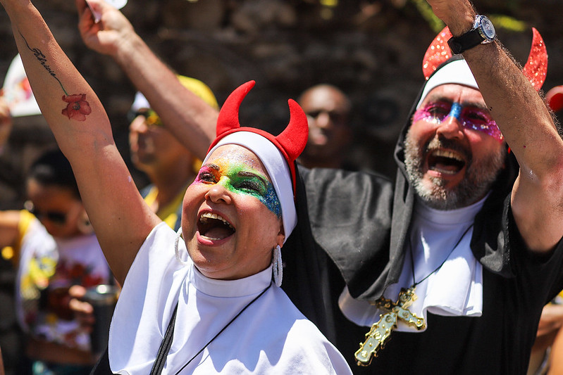 Sagrado e profano se encontram no desfile do Bloco das Carmelitas, em Santa Teresa