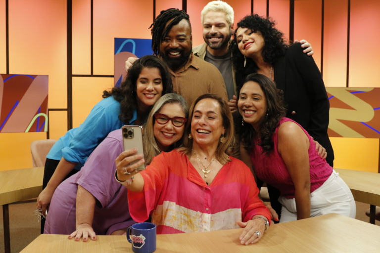 Rio de Janeiro (RJ) - A apresentadora Cissa Guimarães com Bia Aparecida, Dadá Coelho, Fabiane Pereira, Katy Navarro, Muka e Rodrigo França na gravação do programa Sem Censura, da TV Brasil. Foto: Fernando Frazão/Agência Brasil