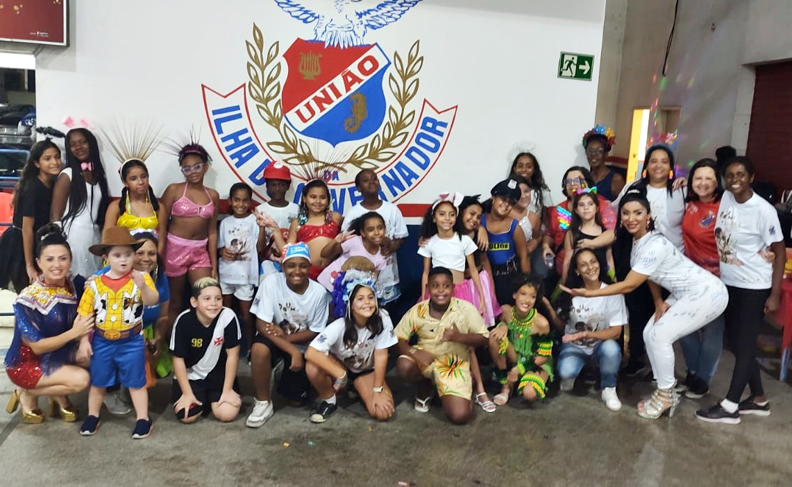 Musas Tatiana Breia e Amanda Fernandes preparam lanche carnavalesco para crianças da União da Ilha