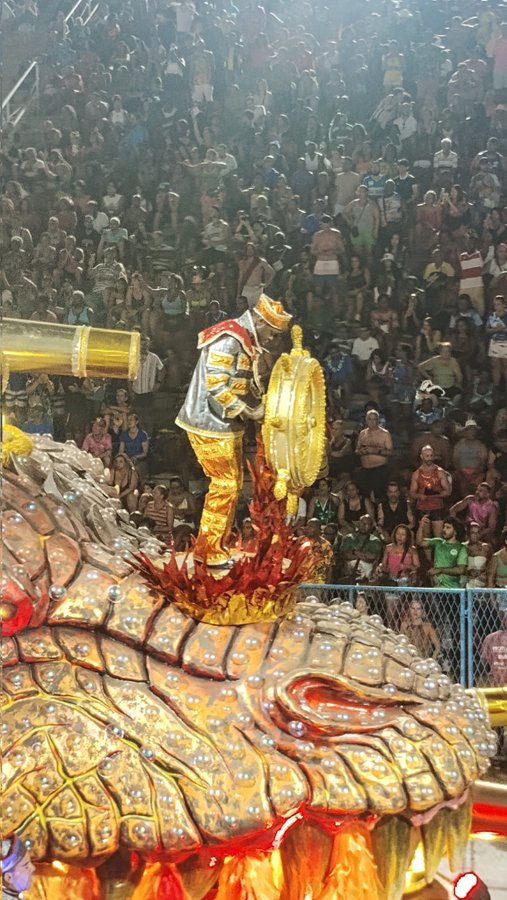 Max Ângelo dos Santos, agredido por Sandra Mathias, emociona na Sapucaí. Desfile destaca luta contra maus-tratos na Paraíso do Tuiuti.